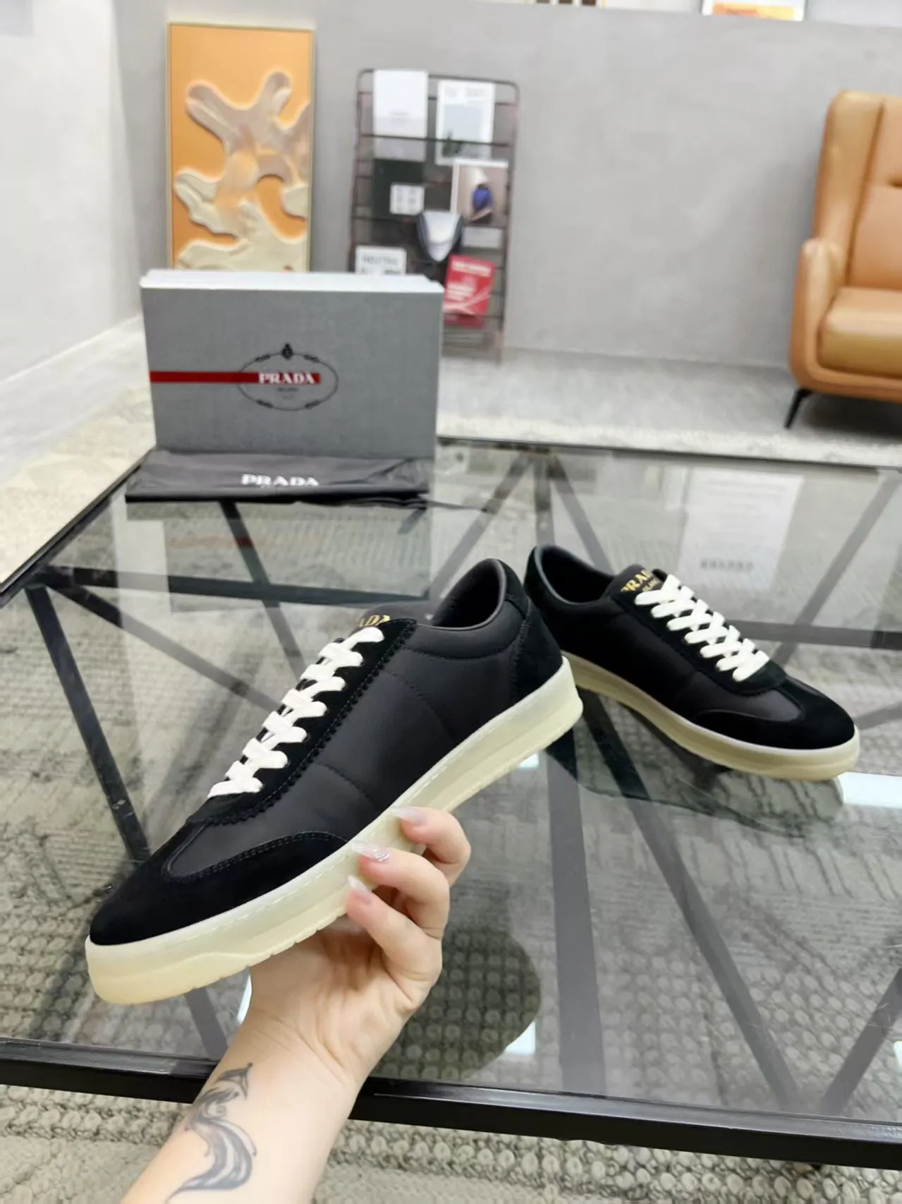 Factory price: 380💰Prada new men's leather sports shoes, the highest version on the market, any comparison is welcome🆚! The original leather has excellent texture and is super high-end! Fetal sheep net lining imported from Italy, removable pad! Luxurious materials and fine workmanship, highly recommended! Code number: 38-44, customized 45